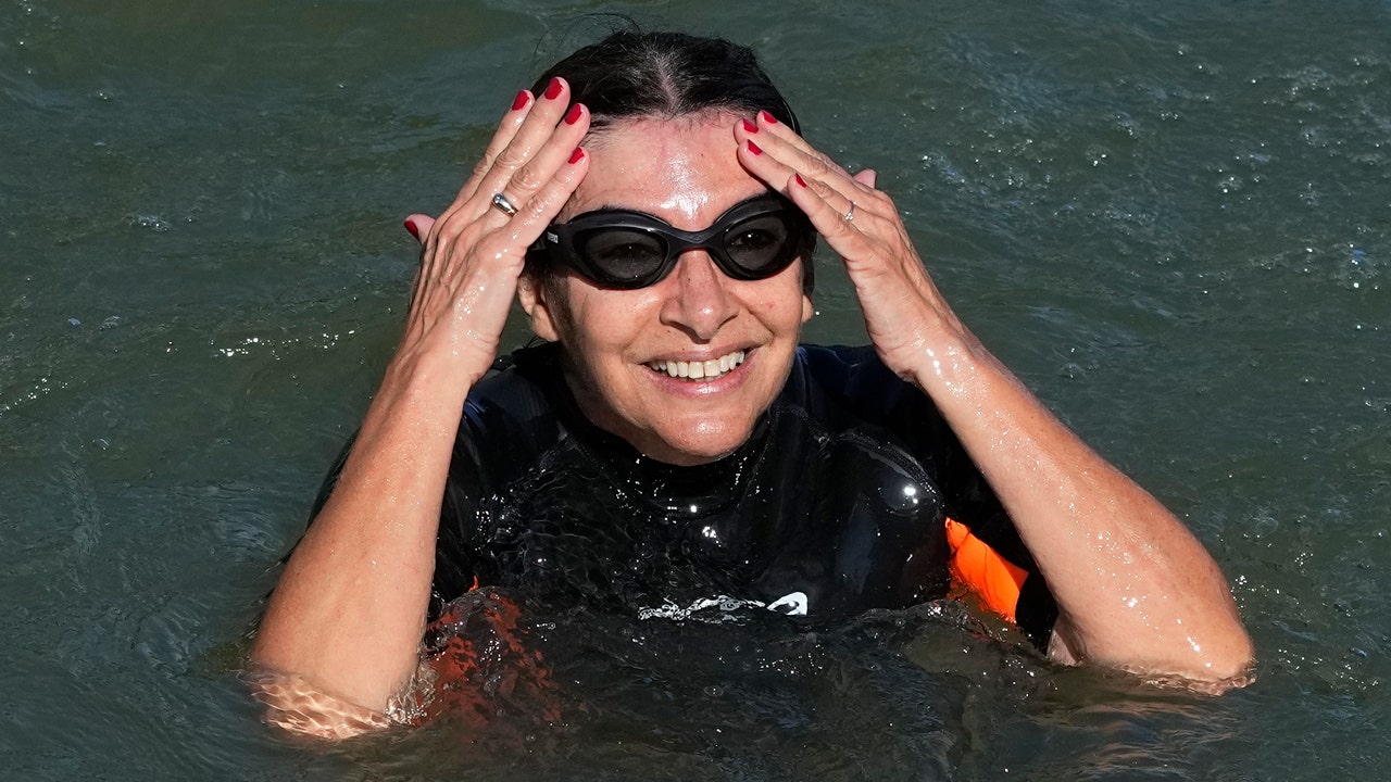 Paris mayor swims in Seine River to prove it’s clean ahead of Olympic