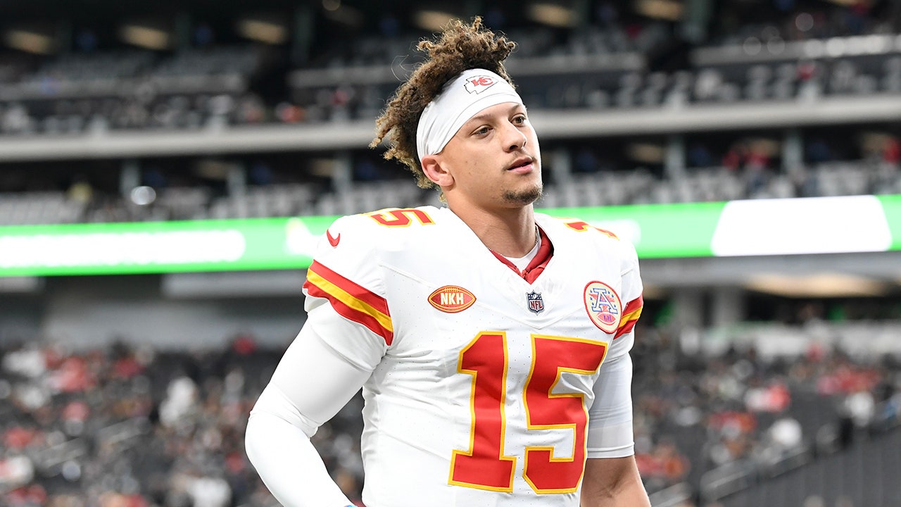 Raiders mock Patrick Mahomes with Kermit the Frog puppet at training